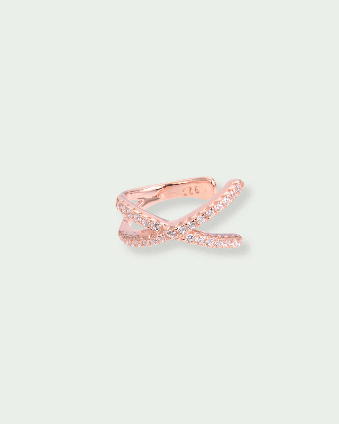 Earcuff Croisé Intemporel – Rose en argent 925 doré à l’or rose 18 carats, lignes entrelacées au design structuré et contemporain, finition lumineuse résistante à l’oxydation, format ajustable à clipser sans piercing, pensé pour illuminer l’oreille d’une touche douce et sophistiquée, à porter seul ou en accumulation.