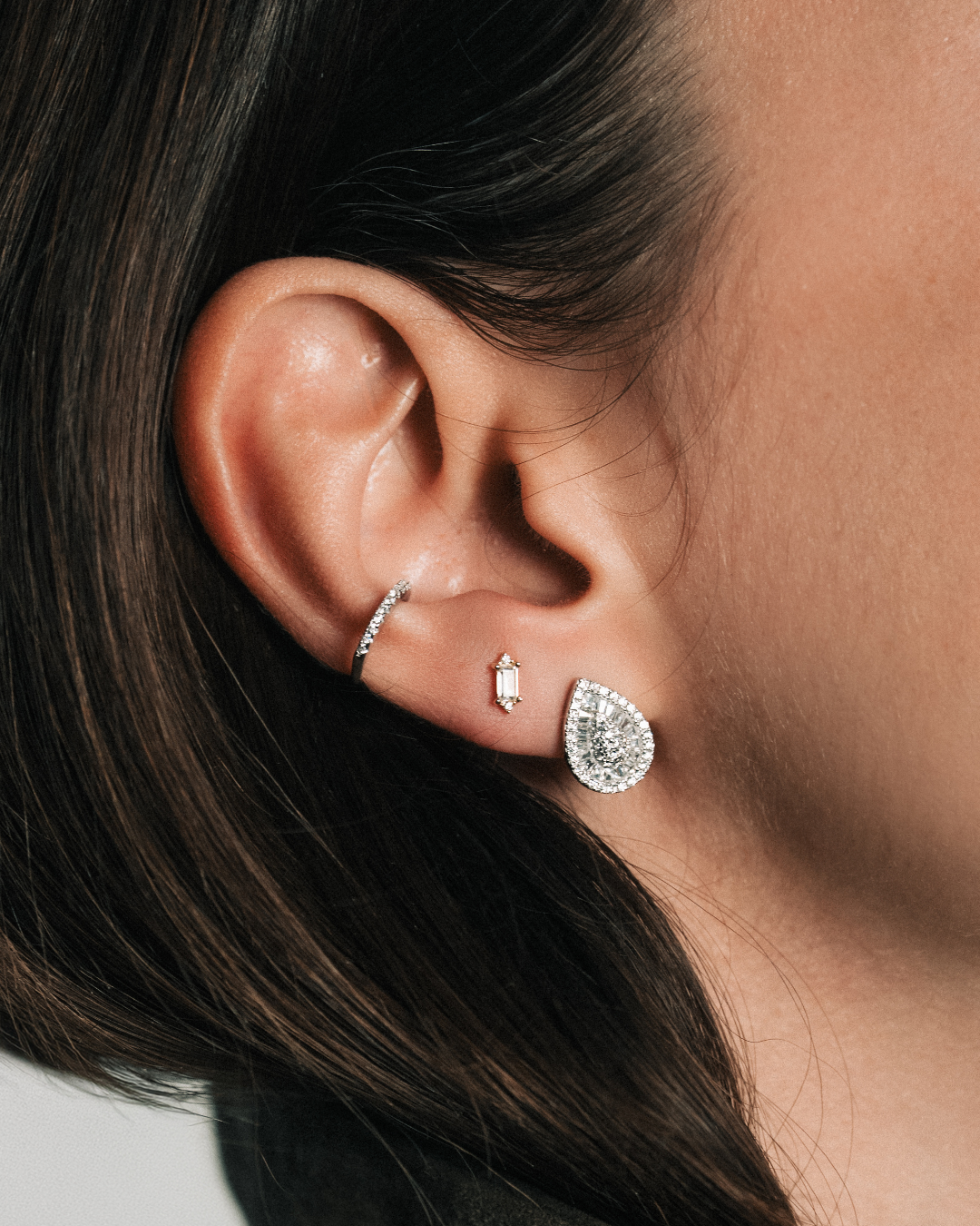 Earcuff « Simple Intemporel » en argent 925 rhodié, design minimaliste orné de zircons blancs, finition polie brillante.