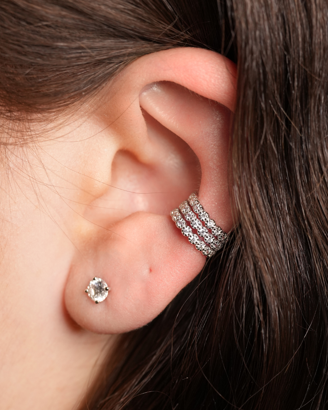 Earcuff Pur Intemporel – Blanc en argent 925 rhodié, ligne lisse et minimaliste sans serti, finition polie brillante résistante à l’oxydation, design ajustable à clipser sans piercing, éclat pur et contemporain.