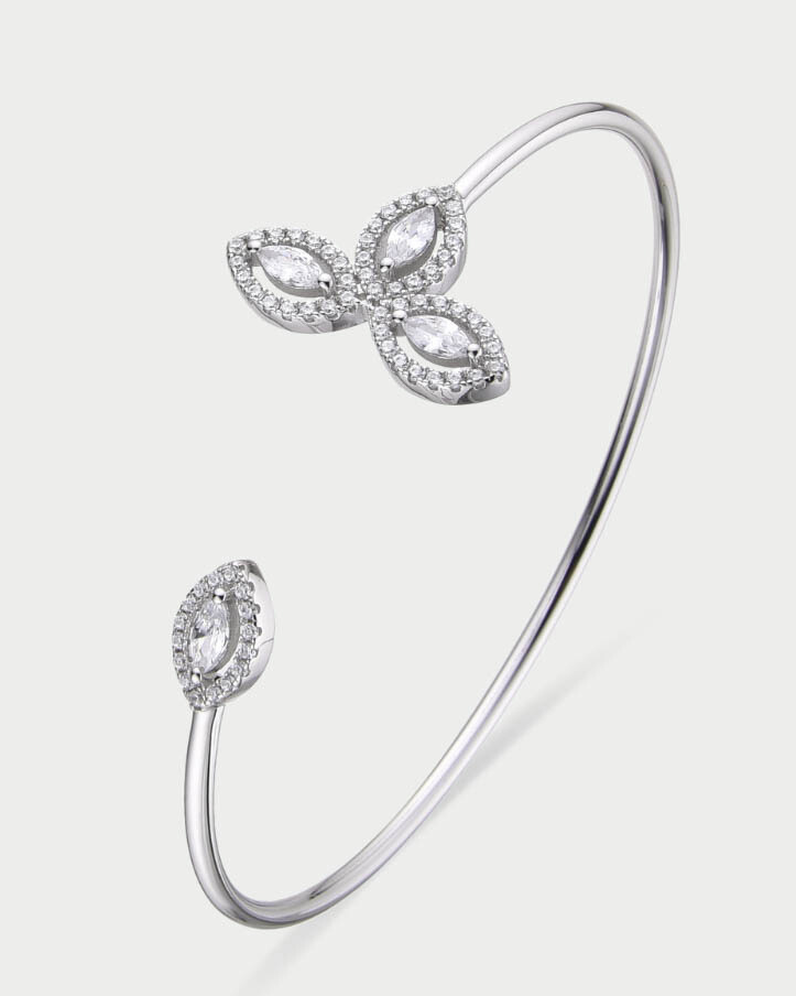 Jonc « Fleur de Vie » en argent 925 rhodié, orné de trois pierres en zirconium taille marquise formant un motif floral, diamètre 58 mm, épaisseur 2 mm, finition polie brillante.