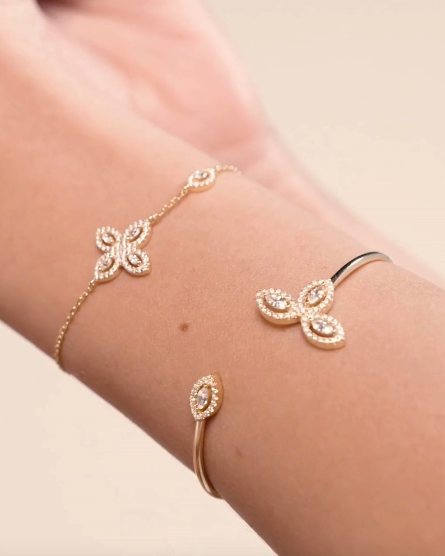 Bracelet « Jonc Fleur de Vie ‑ Doré » en argent 925 doré à l’or 18 carats, motif floral orné de trois pierres en zirconium taille marquise, diamètre 58 mm, finition polie brillante.