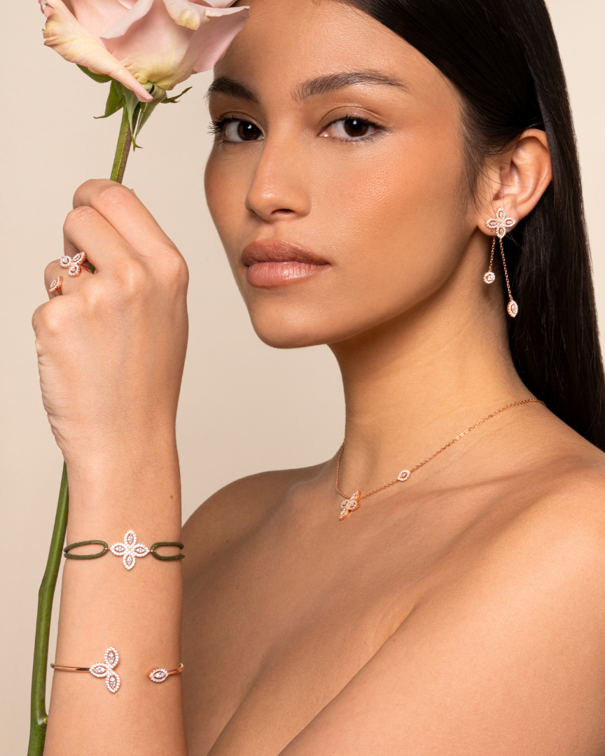 Bracelet « Jonc Fleur de Vie ‑ Doré » en argent 925 doré à l’or 18 carats, motif floral orné de trois pierres en zirconium taille marquise, diamètre 58 mm, finition polie brillante.