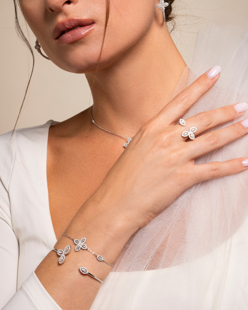 Bracelet « Jonc Fleur de Vie ‑ Doré » en argent 925 doré à l’or 18 carats, motif floral orné de trois pierres en zirconium taille marquise, diamètre 58 mm, finition polie brillante.