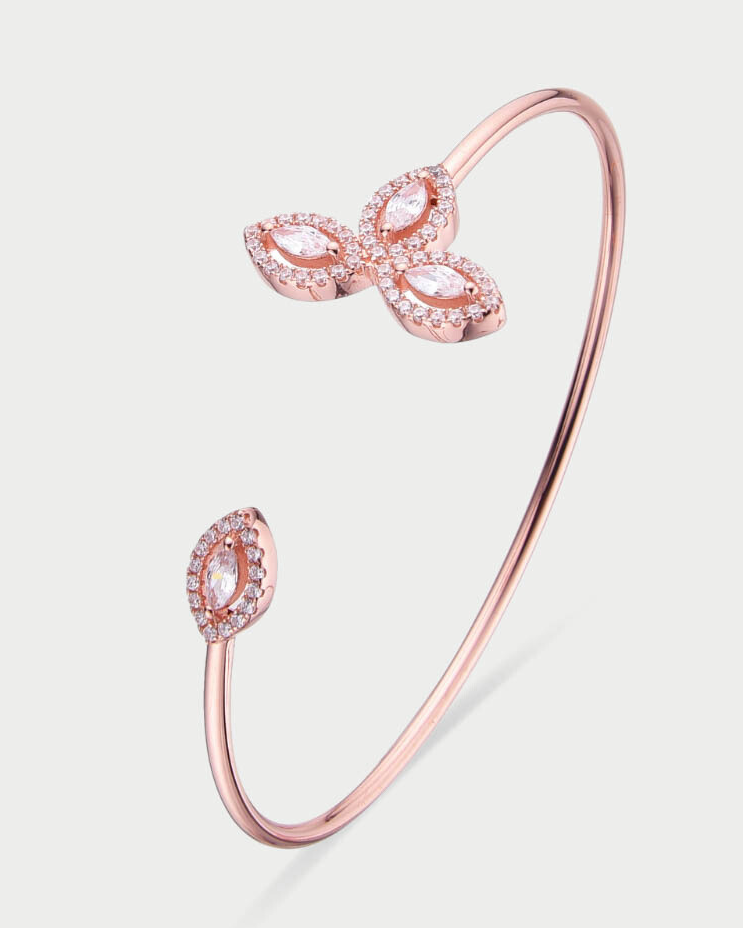 Jonc « Fleur de Vie » en argent 925 doré à l’or rose 18 carats, motif floral orné de trois pierres en zirconium taille marquise, finition polie brillante.