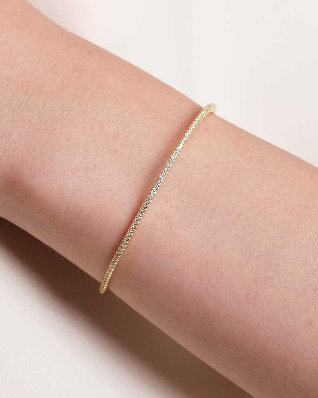 Jonc Intemporel – Doré en argent 925 doré à l’or 18 carats, ligne épurée au design minimaliste, finition lumineuse résistante à l’oxydation, silhouette élégante et intemporelle à porter seule ou en accumulation.