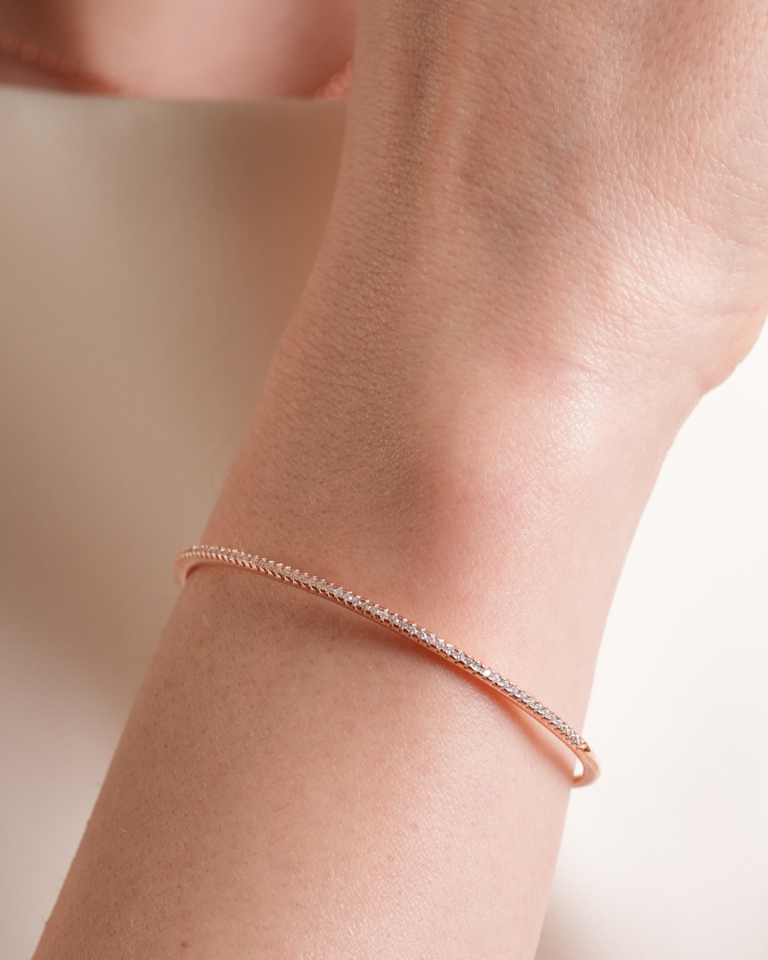 Jonc Intemporel – Rose en argent 925 doré à l’or rose 18 carats, ligne épurée au design minimaliste, finition lumineuse résistante à l’oxydation, silhouette élégante et intemporelle à porter seule ou en accumulation.