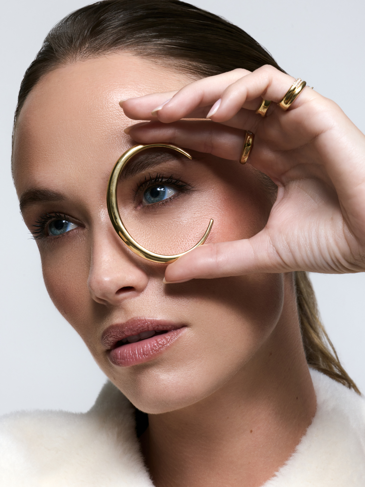 Jonc Shape doré en argent 925 plaqué or 18 carats, design minimaliste et moderne avec surface lisse et légèrement incurvée, bijou élégant et polyvalent qui s’adapte à tous les styles.