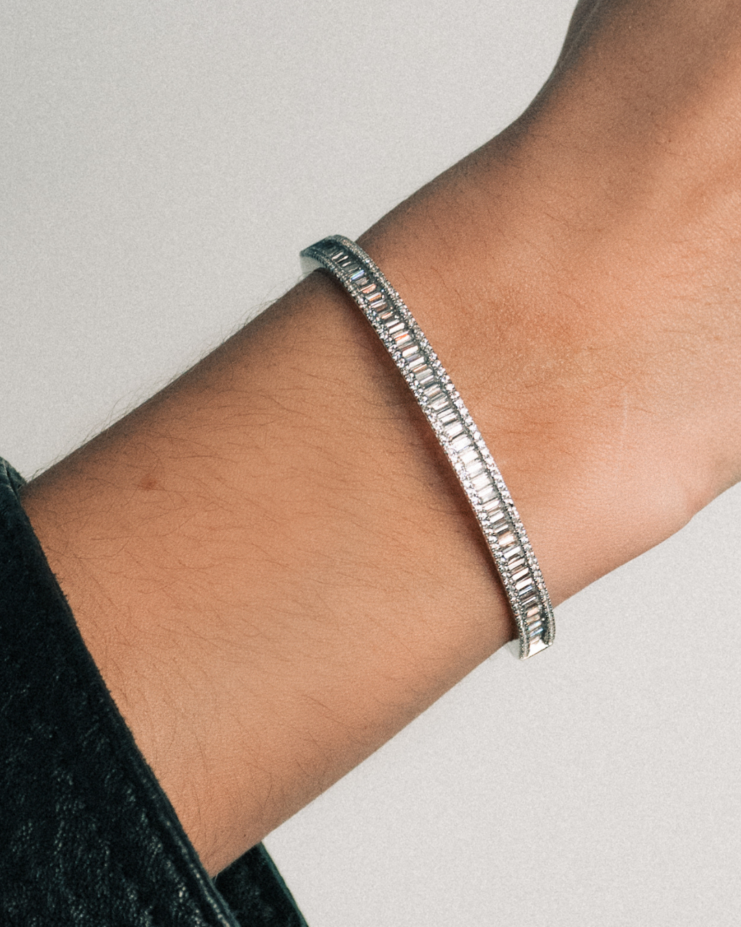 Bracelet jonc ouvert en argent 925 rhodié de zirconium taille baguette et pierres rondes porté