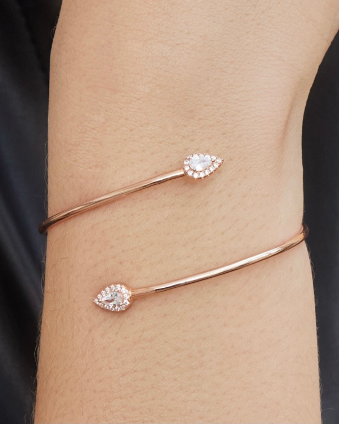 Bracelet « Overlap Gala » en argent 925 doré à l’or jaune 18 carats, design ouvert et contemporain avec deux pierres centrales en zirconium taille poire, finition polie brillante. Bracelet Overlap Gala