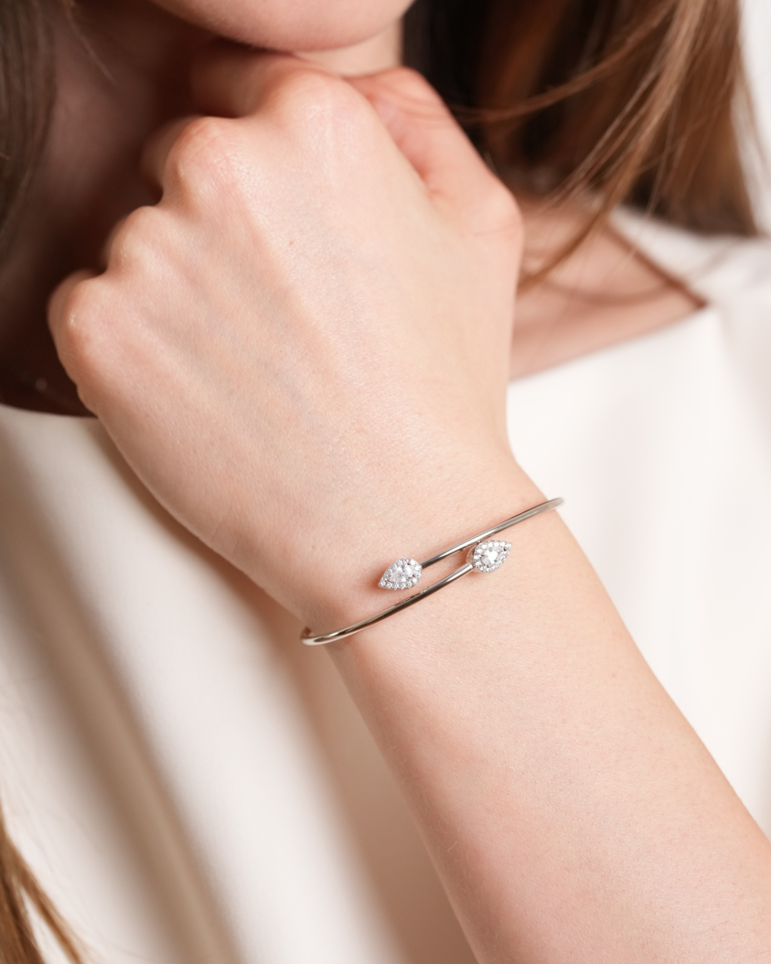 Bracelet « Jonc My Sweet Pear » en argent 925 rhodié, orné de deux pierres centrales en zirconium taille poire, finition polie brillante.
