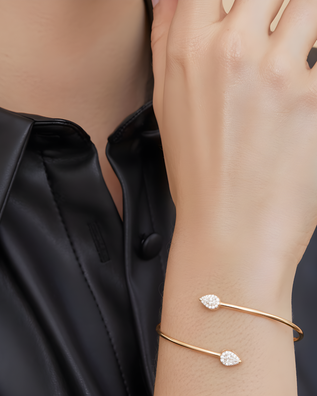 Bracelet « Overlap Gala » en argent 925 doré à l’or jaune 18 carats, design ouvert et contemporain avec deux pierres centrales en zirconium taille poire, finition polie brillante