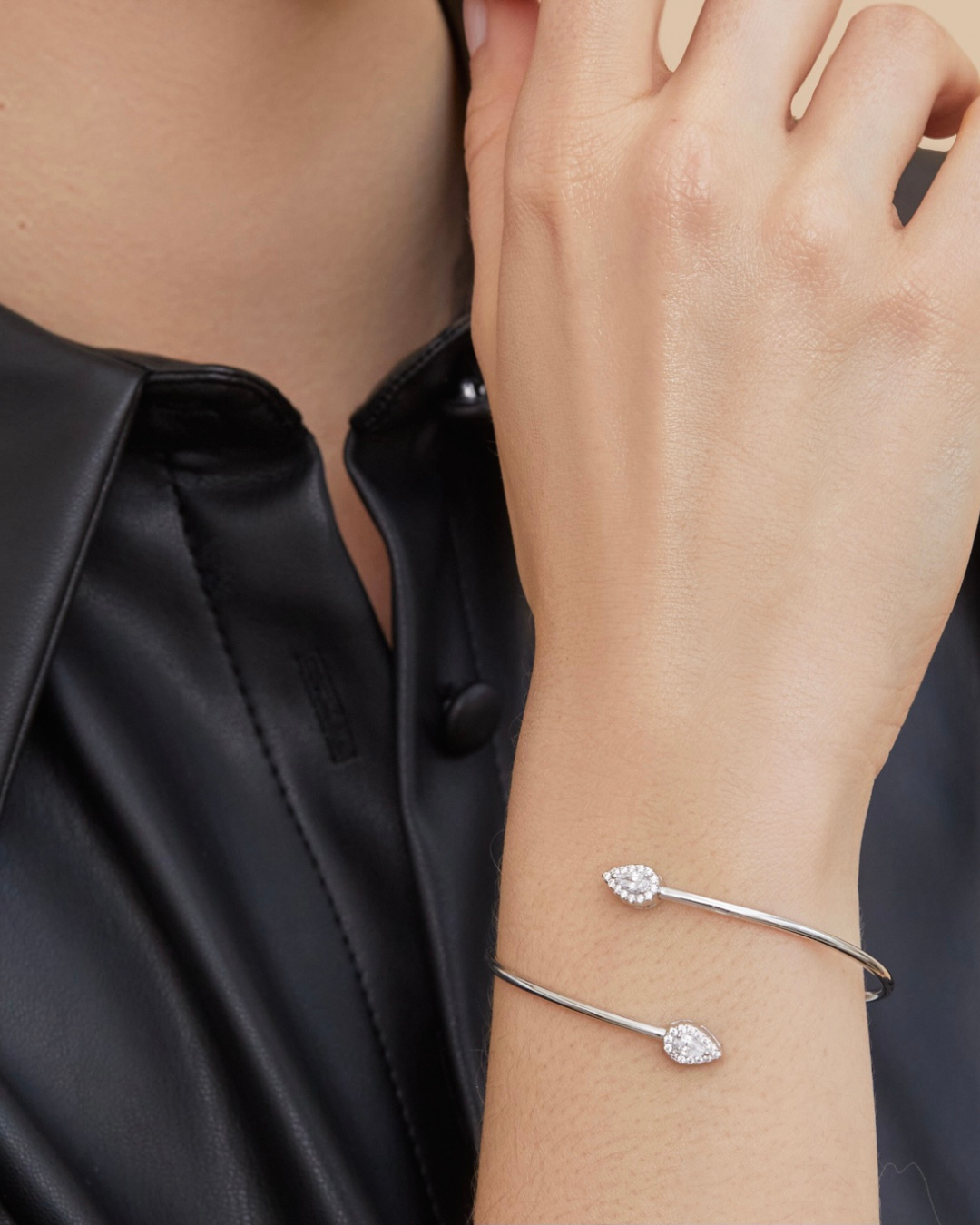 Bracelet « Jonc My Sweet Pear » en argent 925 rhodié, orné de deux pierres centrales en zirconium taille poire, finition polie brillante.