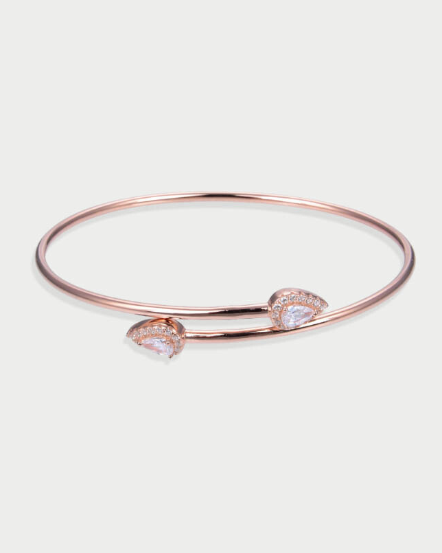 Bracelet « Overlap Gala » en argent 925 doré à l’or jaune 18 carats, design ouvert et contemporain avec deux pierres centrales en zirconium taille poire, finition polie brillante. Bracelet Overlap Gala