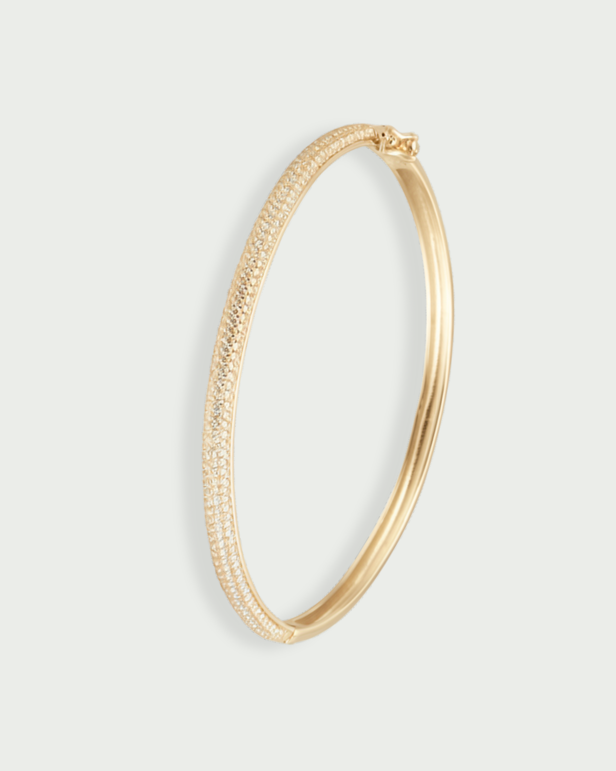 Jonc Pavé Shape – Doré en argent 925 doré à l’or 18 carats, ligne structurée délicatement pavée de pierres, finition lumineuse résistante à l’oxydation, silhouette graphique et élégante.