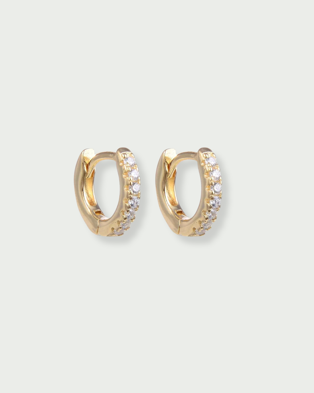 Mini-créoles Intemporelles XS – Doré en argent 925 doré à l’or 18 carats, format très délicat au design épuré, finition lumineuse résistante à l’oxydation, fermoir sécurisé, éclat solaire et intemporel.