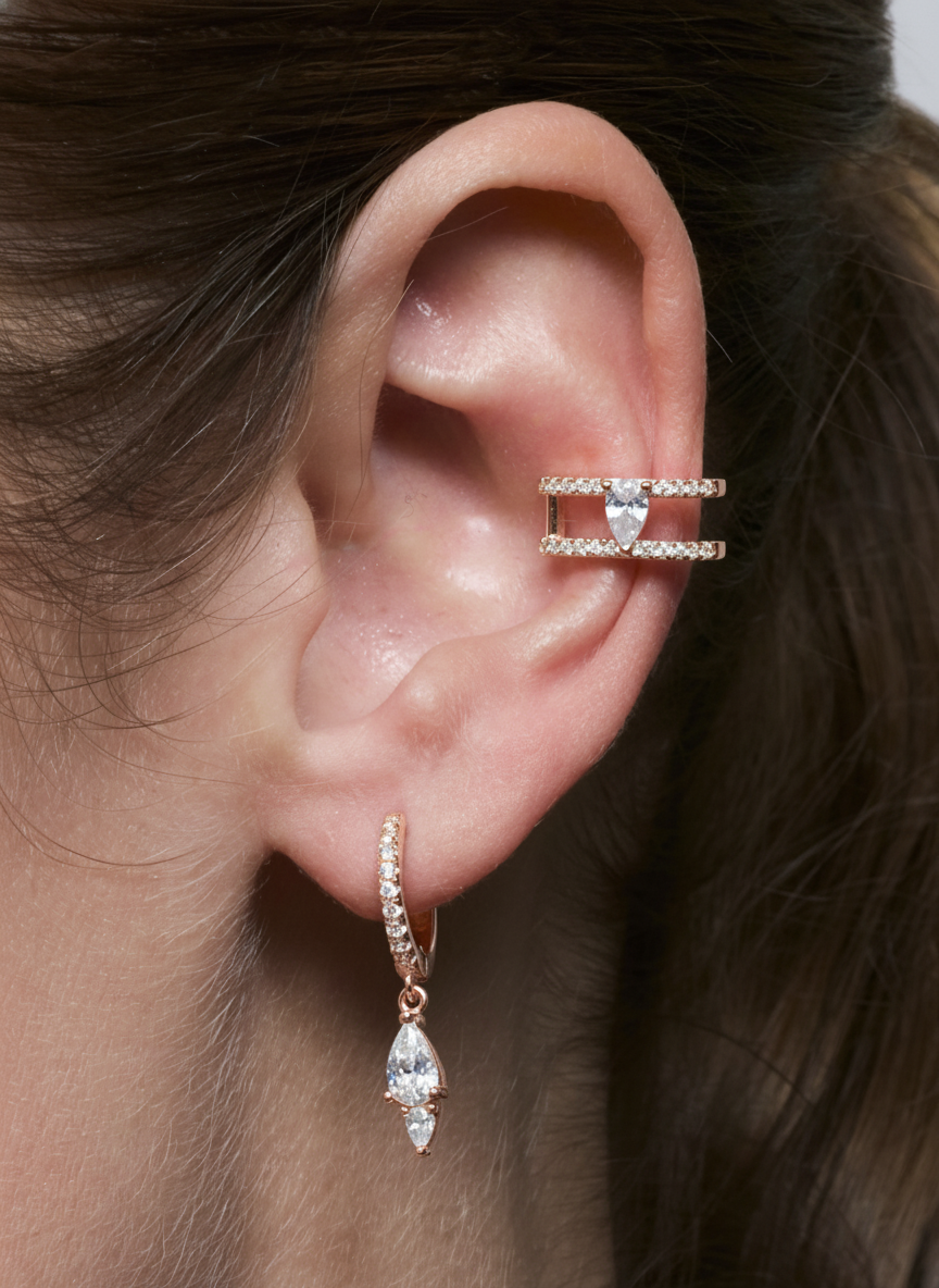 Mini‑créoles Signature en argent 925 doré à l’or rose avec pavage de zirconiums et pendentif double pierre taille poire délicat