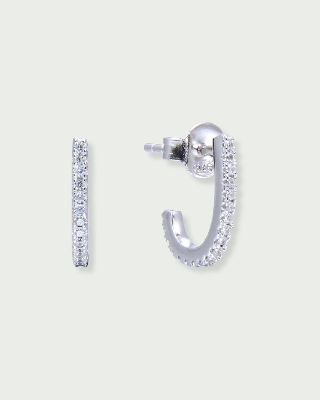 Mini créoles pendantes Intemporel – Blanc en argent 925 rhodié, silhouette fine sublimée par un pendent délicat en mouvement, finition polie brillante résistante à l’oxydation, fermoir sécurisé.
