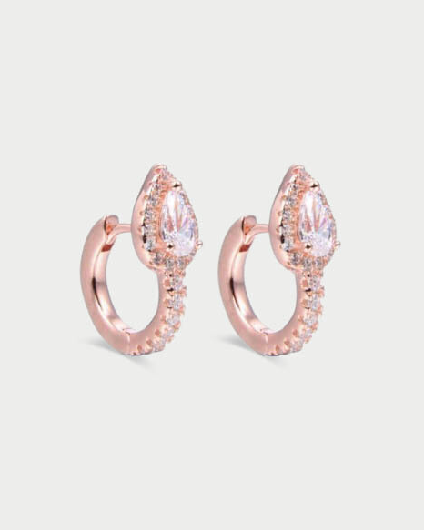 Mini Créoles Infini Poire – Rose : Boucles d’oreilles créoles « Infini Poire » en argent 925 doré à l’or rose 18 carats, pendentif goutte‑poire orné d’un pavage de zirconiums blancs, finition polie brillante.