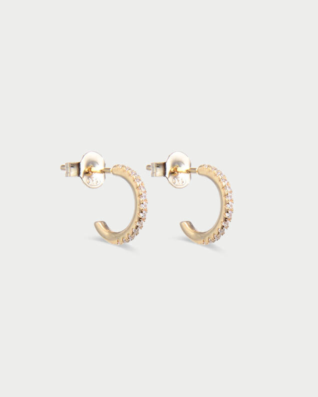 Boucles d’oreilles « Mini Créoles Intemporel » en argent 925 doré à l’or jaune 18 carats, mini-créoles ornées d’une suite de mini-zirconiums, finition polie brillante.