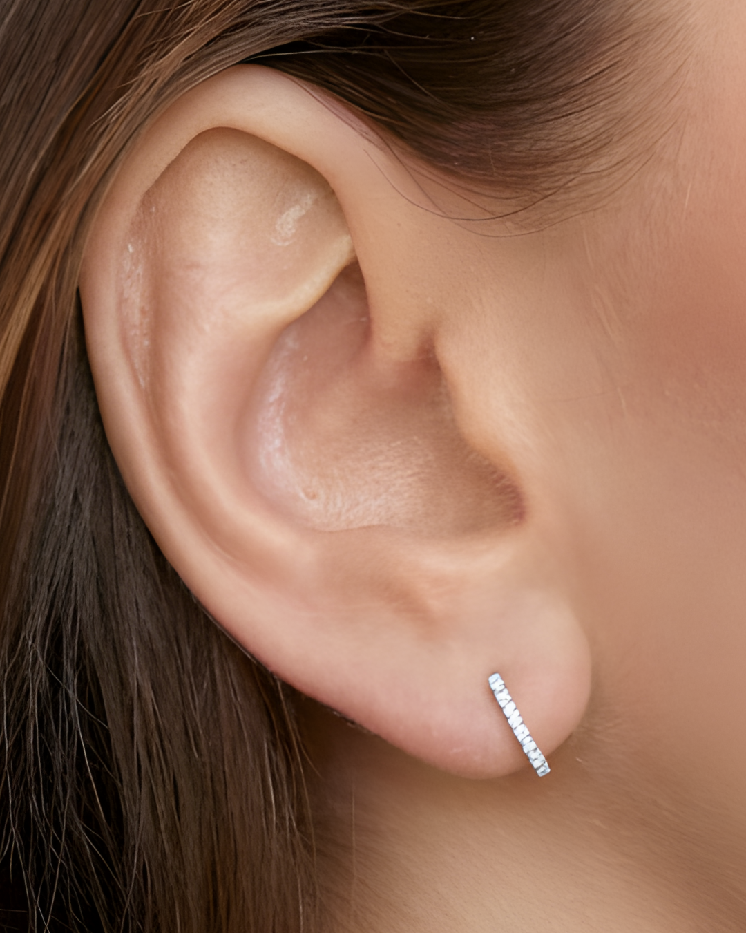 Boucles d’oreilles « Mini Créoles Intemporel » en argent 925 rhodié, diam. 12 mm, suite de mini‑zirconiums sur créole plate, finition polie brillante.