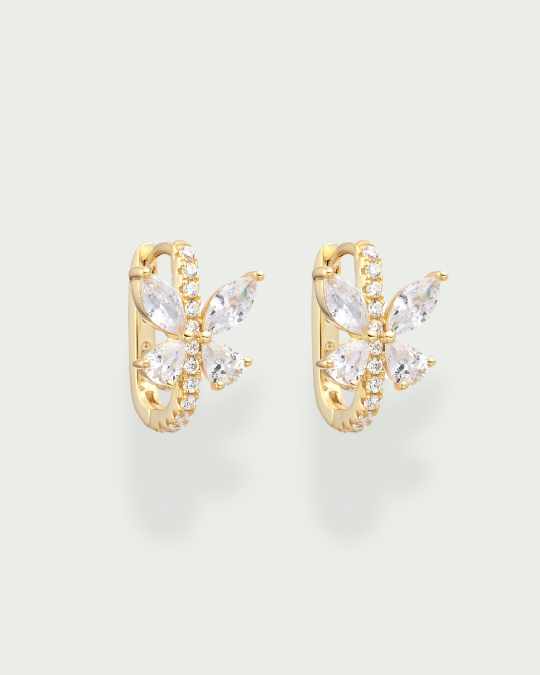 Mini créoles Papillon doré en argent 925 doré à l'or jaune 18 carats et zirconiums fond blanc