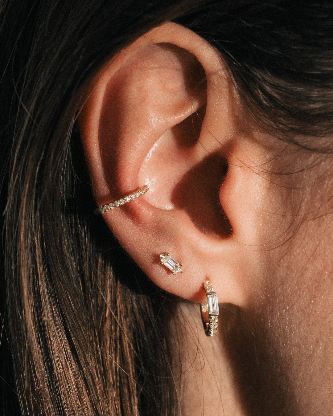 Créoles en argent 925 doré à l'or rose avec zircon baguette central et pavage de zircons ronds - porté