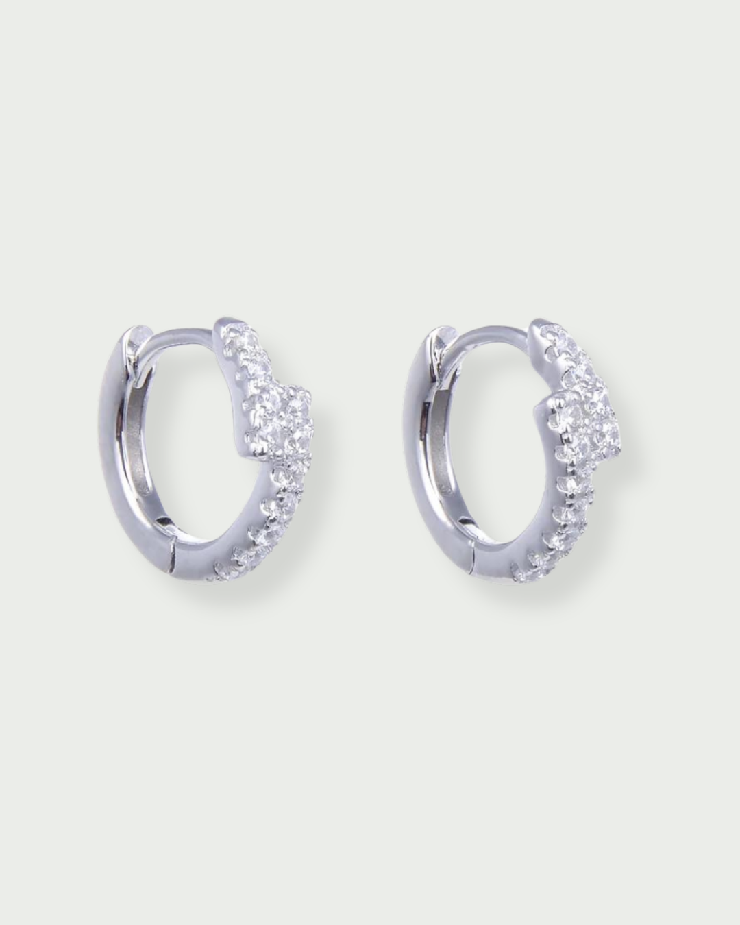 Boucles d’oreilles puces « Mini Créoles Éclair » en argent 925 rhodié, mini‑créoles délicates agrémentées d’un motif « éclair » en zirconiums, finition polie brillante.
