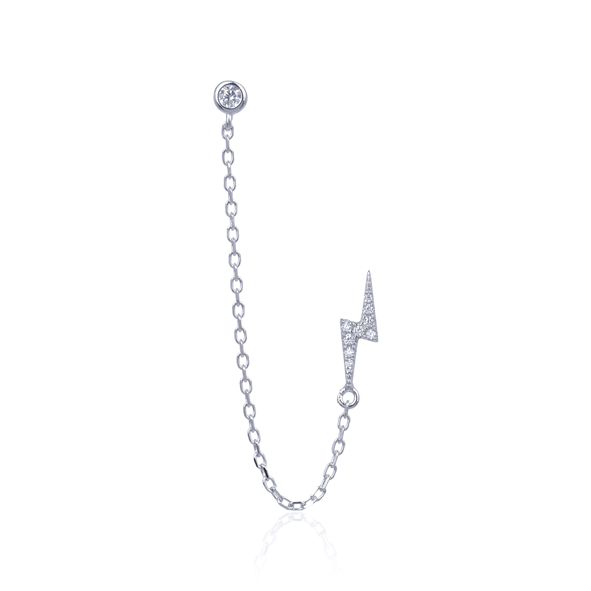 Monoboucle en argent 925 rhodié, puce serti clos relié par une chaîne fine à une puce éclair pavée, finition polie brillante.