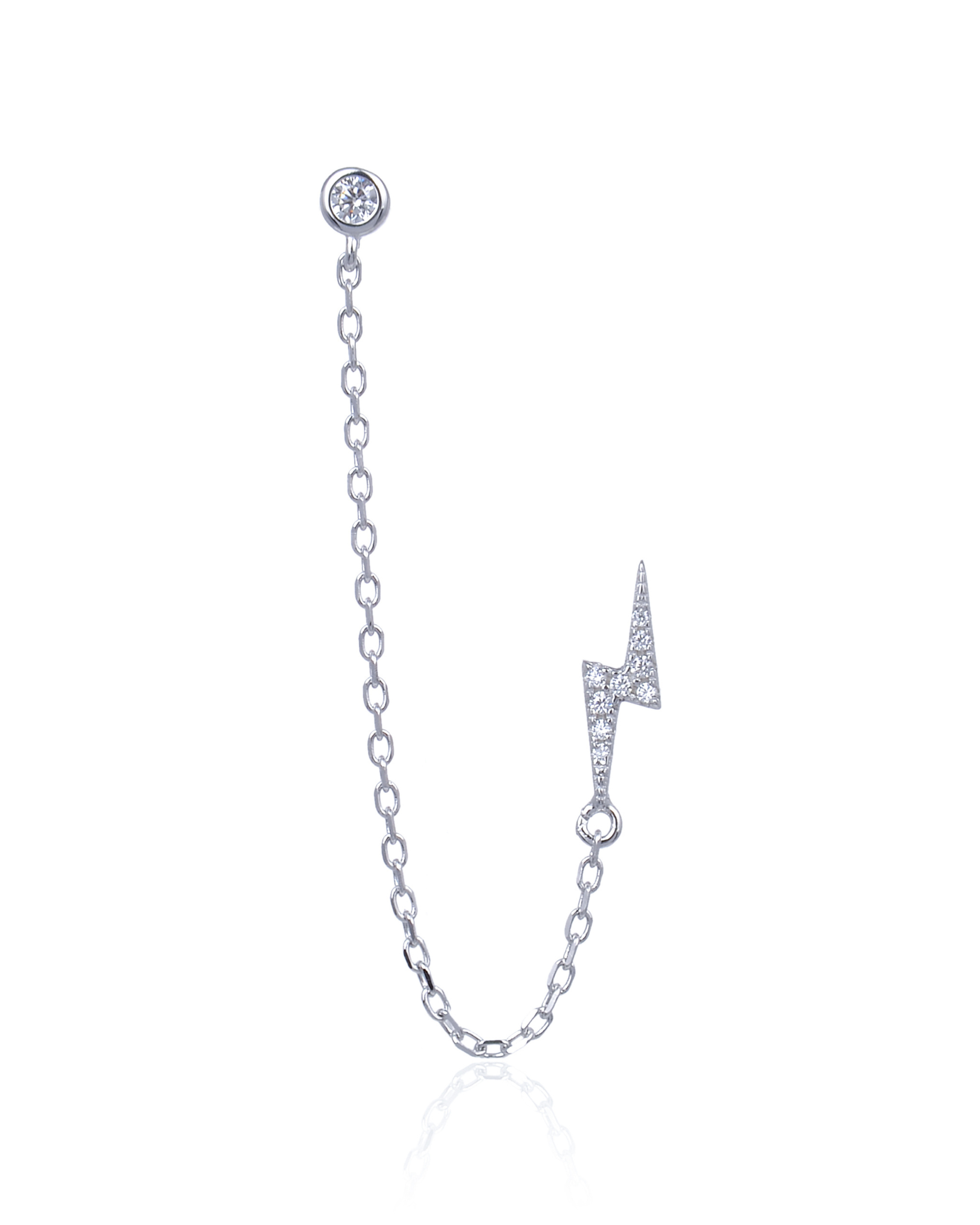 Monoboucle en argent 925 rhodié, puce serti clos relié par une chaîne fine à une puce éclair pavée, finition polie brillante.