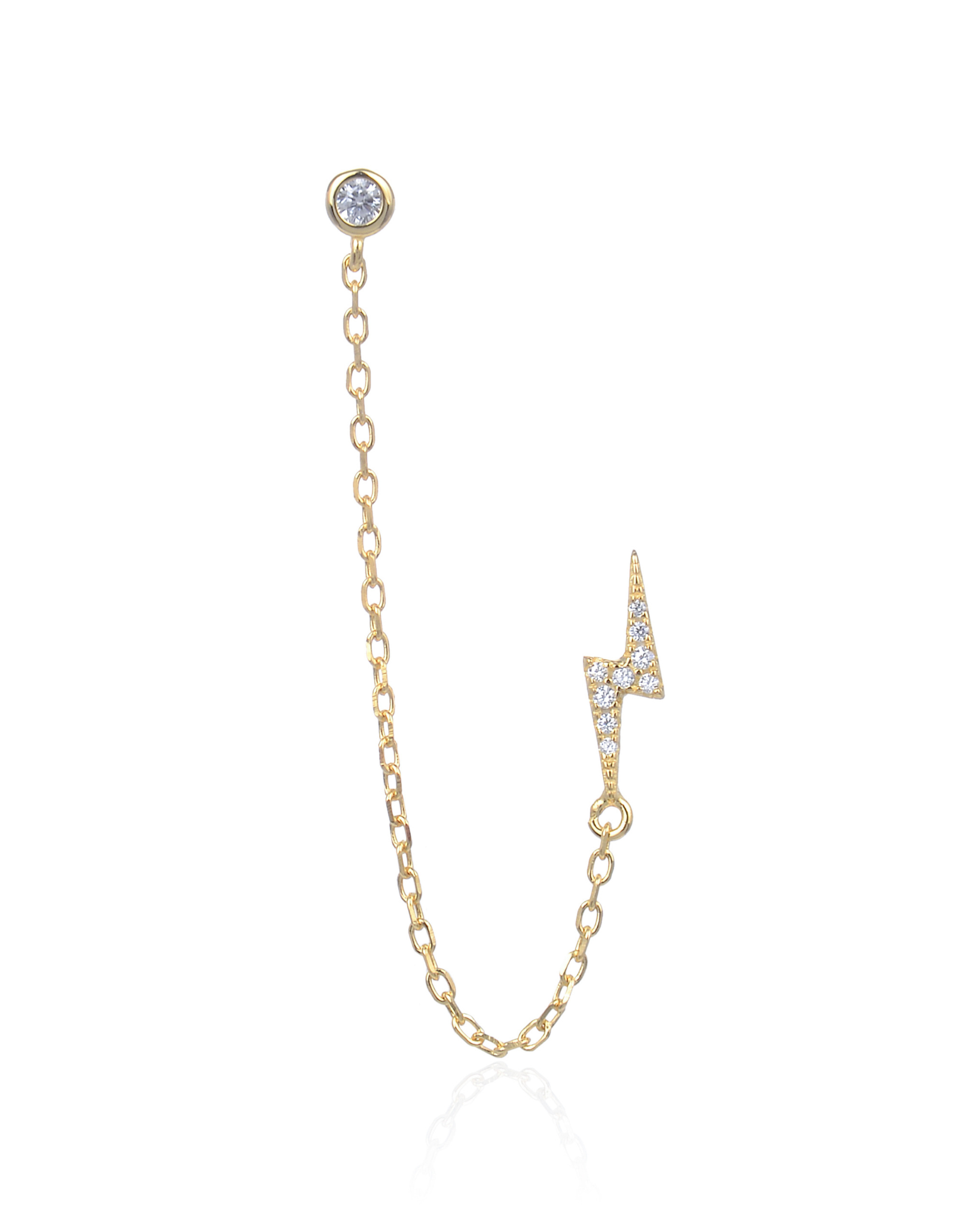 Monoboucle en argent 925 doré à l’or jaune 18 carats, puce serti clos relié par une chaîne fine à une puce éclair pavée, finition polie brillante.