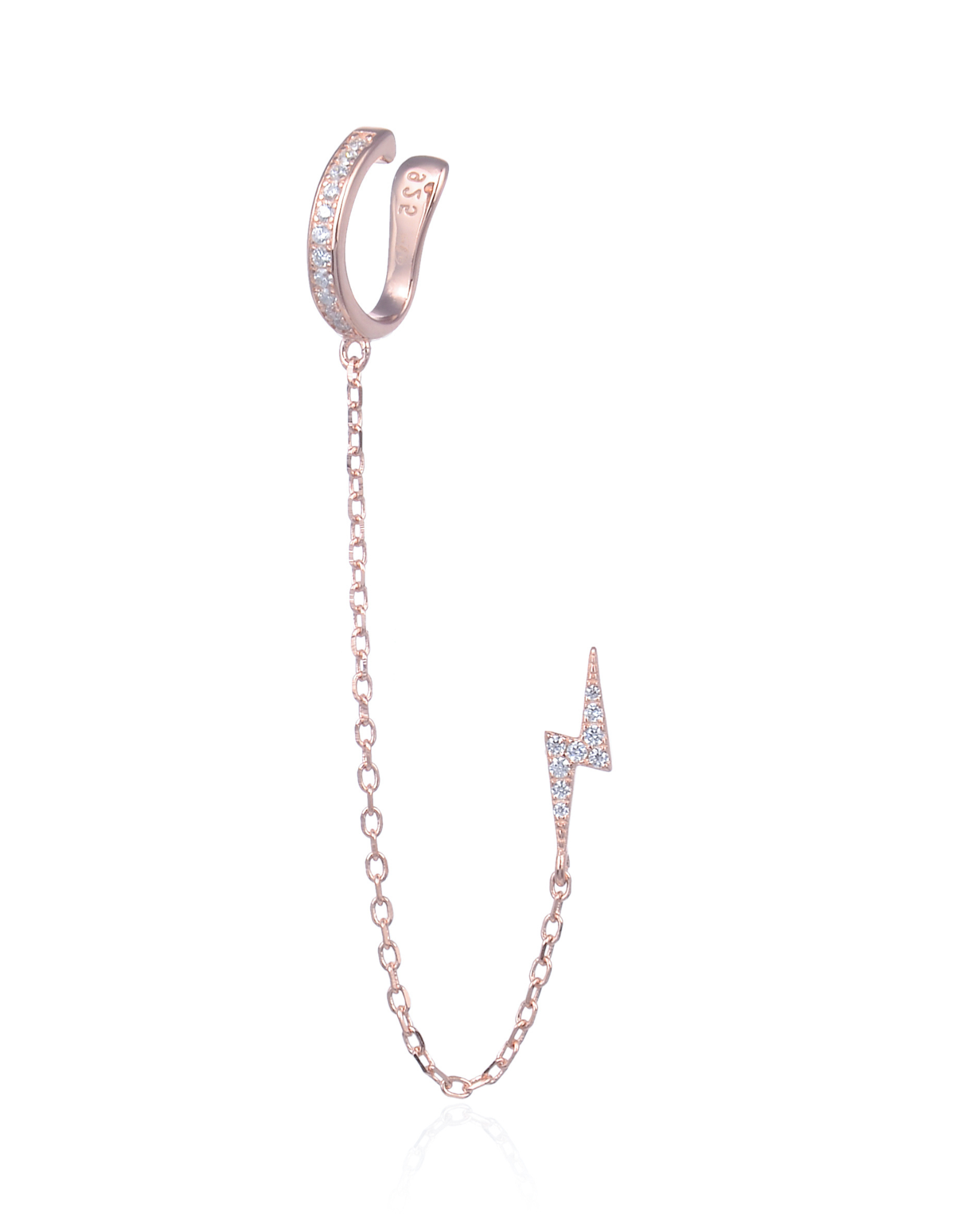 Monoboucle en argent 925 doré à l’or rose 18 carats, earcuff serti de zirconiums relié par une chaîne fine à une puce éclair pavée, finition polie brillante.