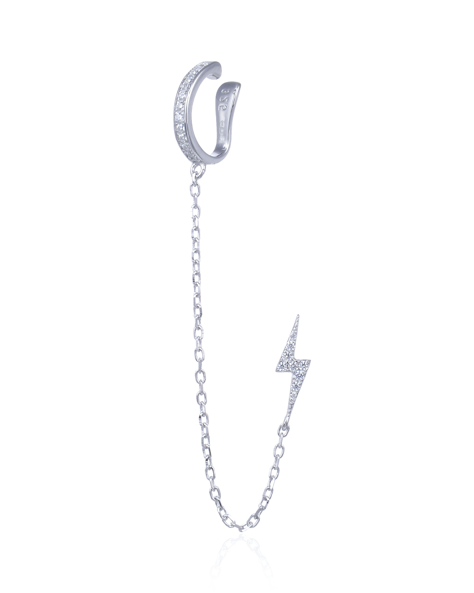 Monoboucle en argent 925 rhodié, earcuff serti de zirconiums relié par une chaîne fine à une puce éclair pavée, finition polie brillante.