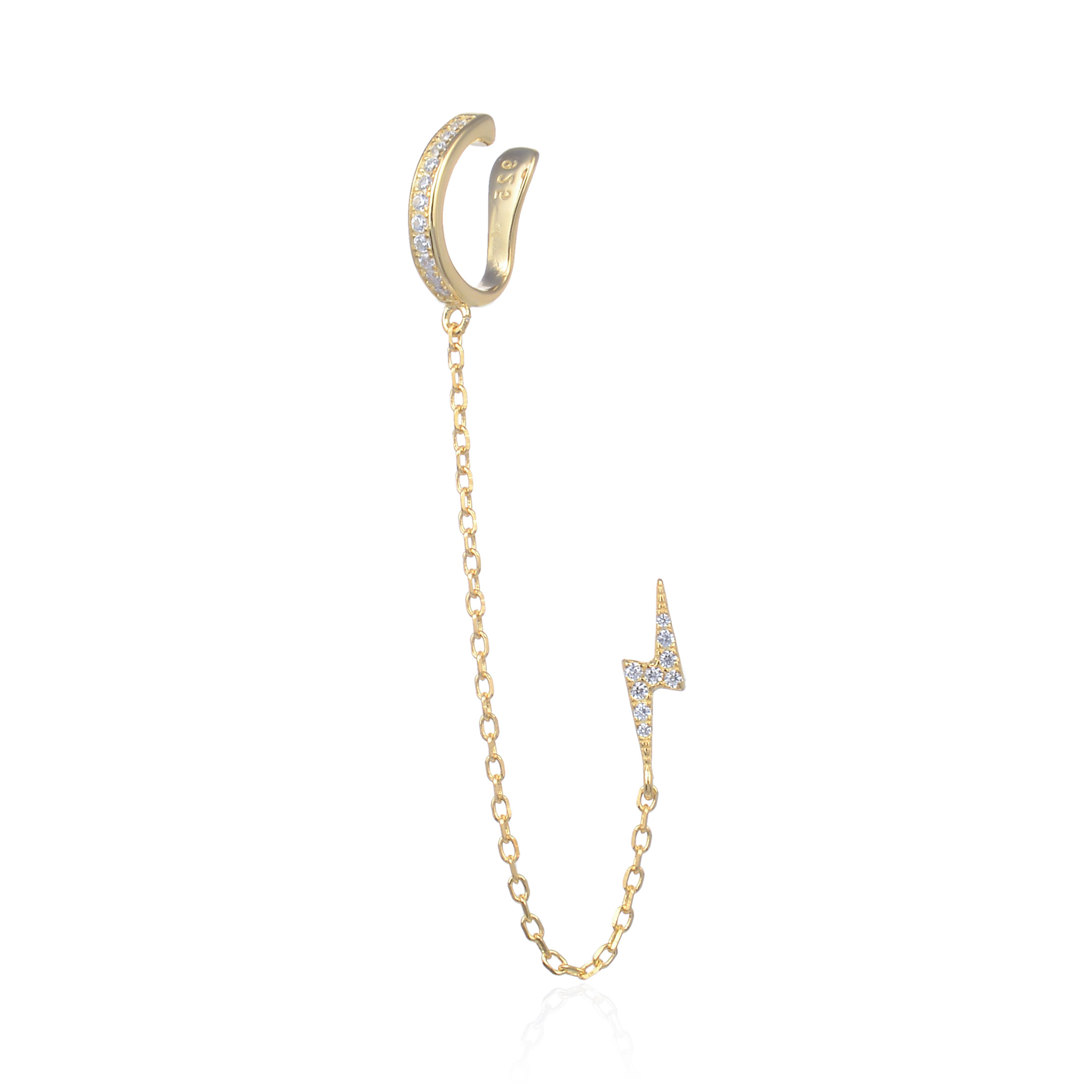 Monoboucle en argent 925 doré à l’or jaune 18 carats, earcuff serti de zirconiums relié par une chaîne fine à une puce éclair pavée, finition polie brillante.