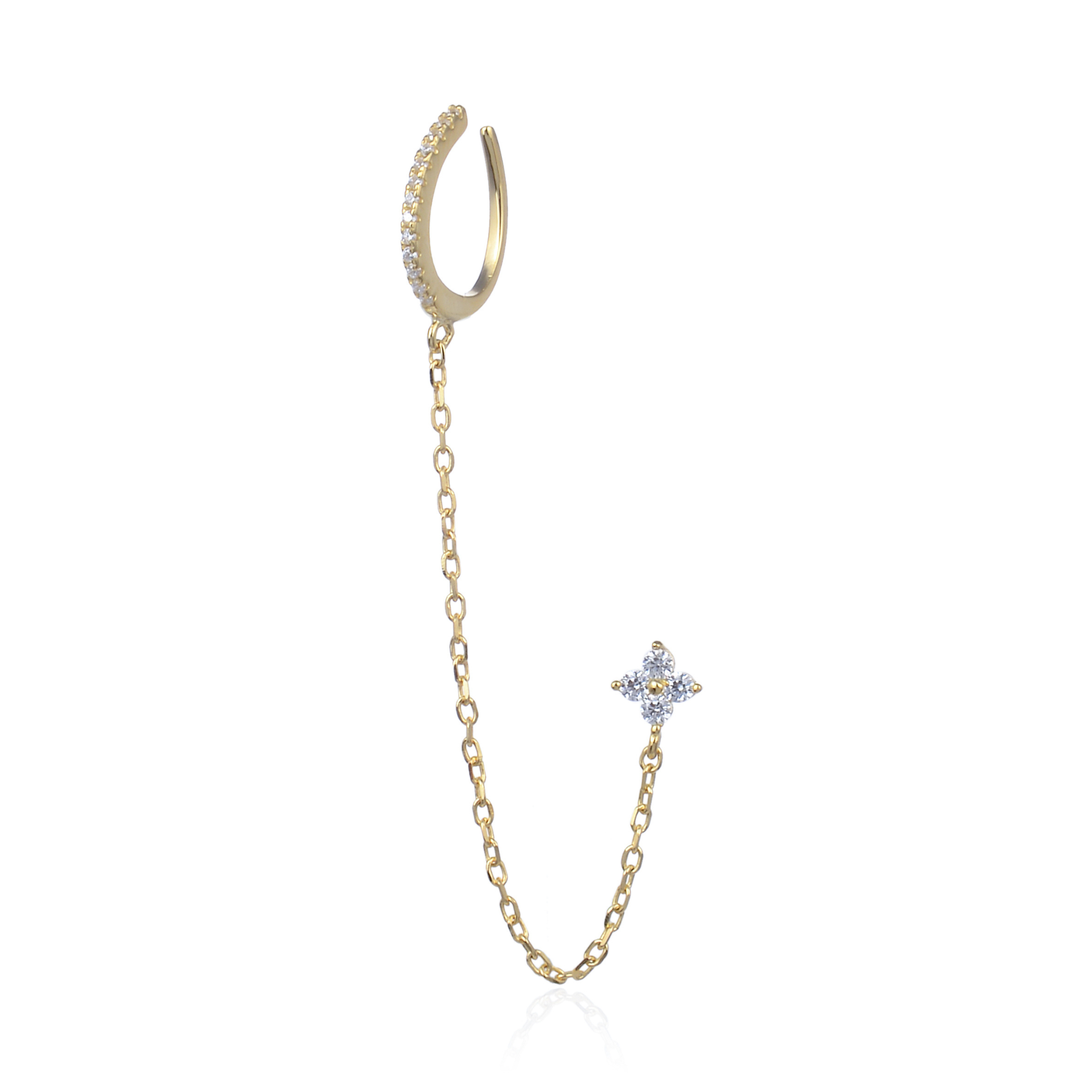 Monoboucle en argent 925 doré à l’or jaune 18 carats, earcuff serti de zirconiums relié par une chaîne fine à une puce style fleur en zircons, finition polie brillante.