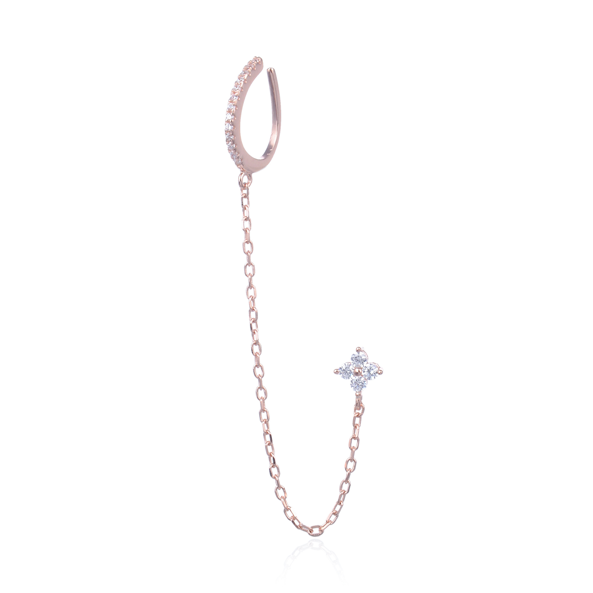 Monoboucle en argent 925 doré à l’or rose 18 carats, earcuff serti de zirconiums relié par une chaîne fine à une puce éclair pavée, finition polie brillante.