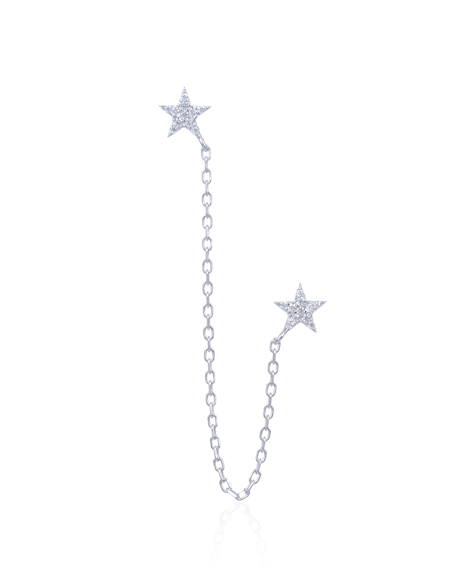 Monoboucle en argent 925 rhodié, deux puces étoiles pavées clos relié par une chaîne fine, finition polie brillante.
