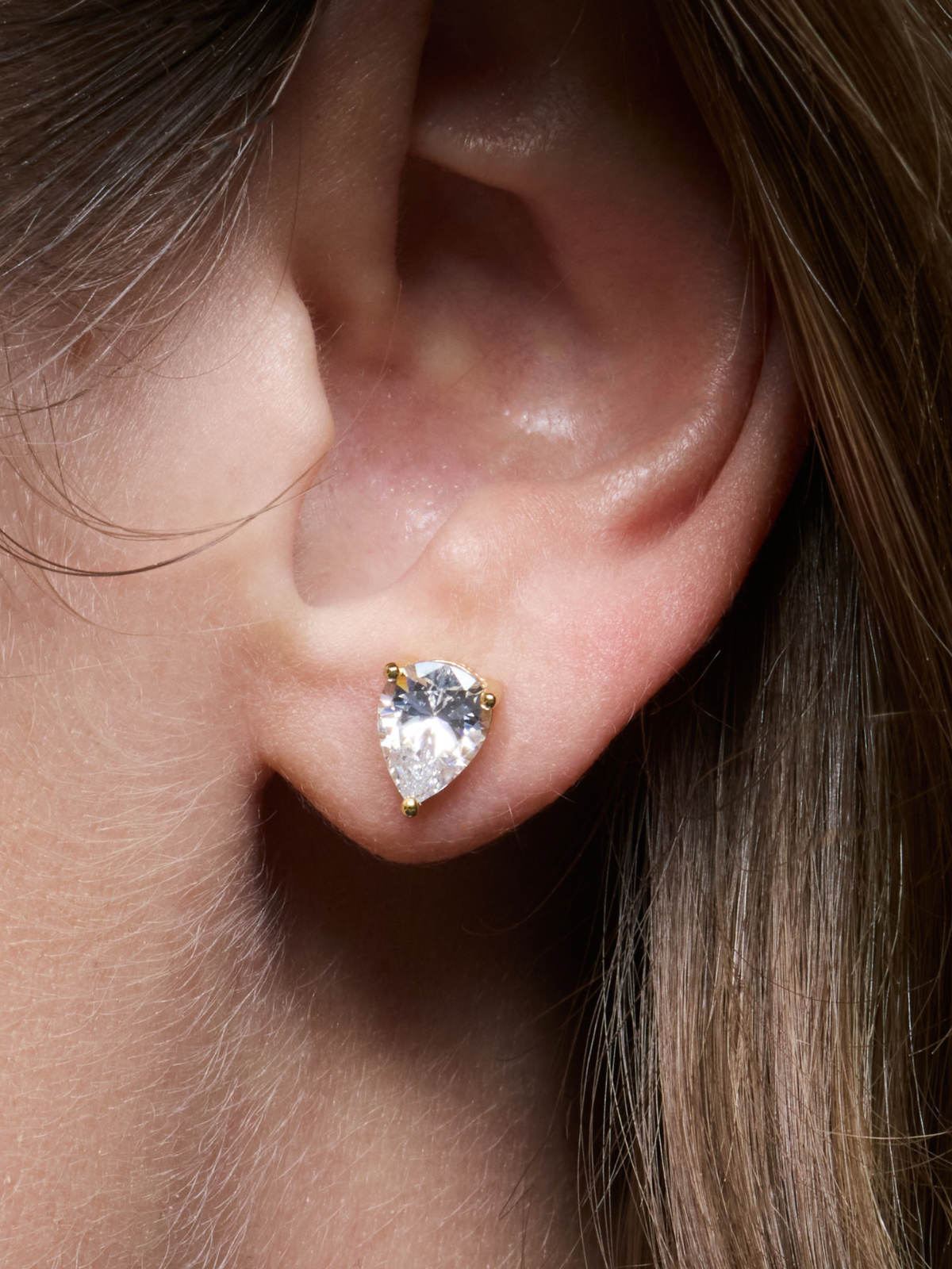 Puces d’oreilles Pear Glow dorées en argent 925 plaqué or 18 carats avec zirconium taille poire scintillant, design délicat et lumineux qui met en valeur le lobe.