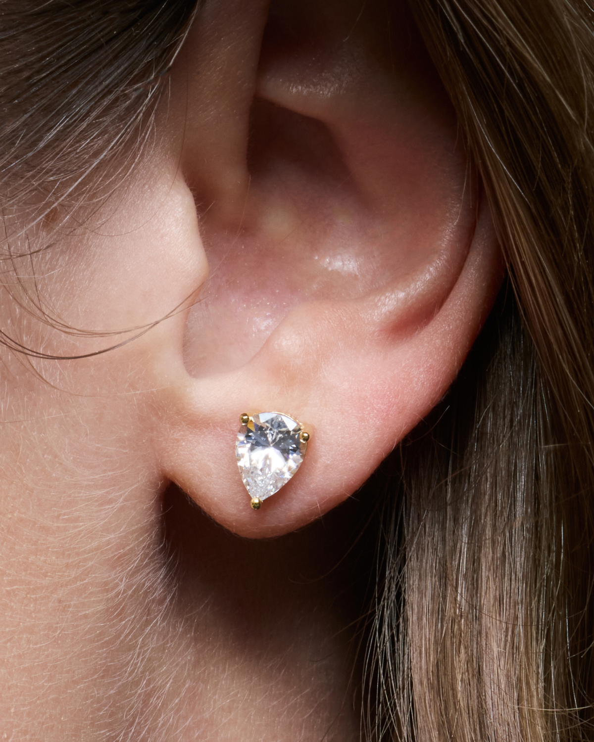 Puces d’oreilles Pear Glow dorées en argent 925 plaqué or 18 carats avec zirconium taille poire scintillant, design délicat et lumineux qui met en valeur le lobe.