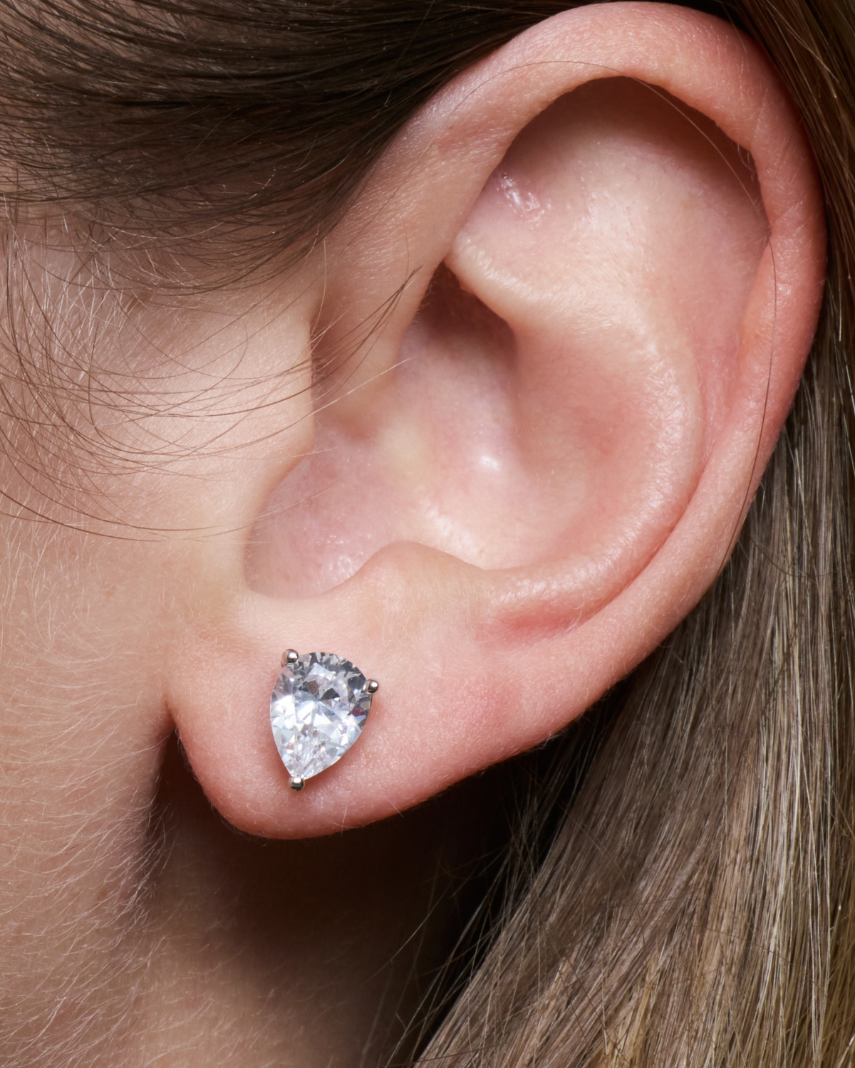 Puces d’oreilles Pear Glow blanches en argent 925 rhodié avec zirconium taille poire scintillant, design délicat et lumineux qui met en valeur le lobe.