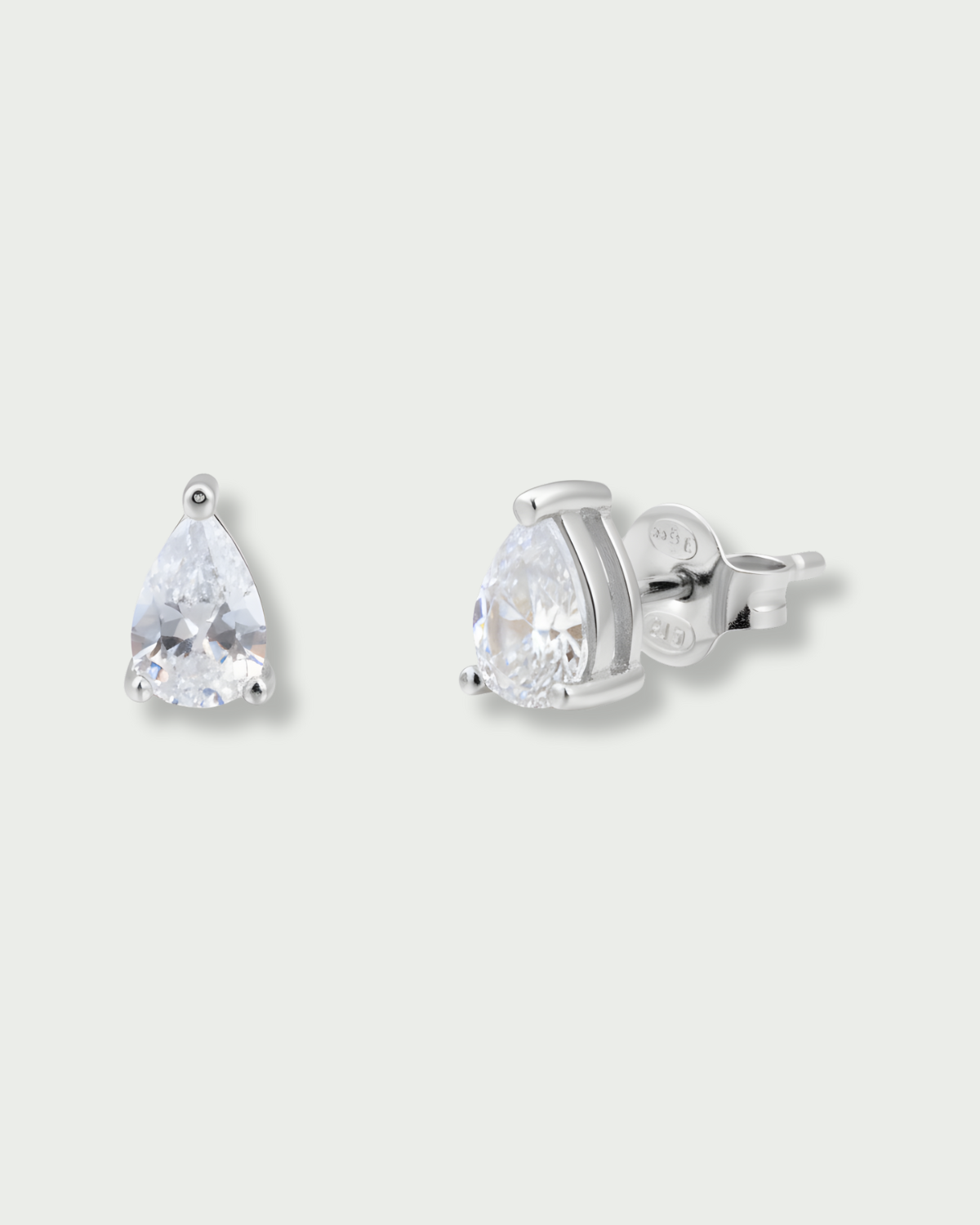 Puces d’oreilles Pear Glow blanches en argent 925 rhodié avec zirconium taille poire scintillant, design délicat et lumineux qui met en valeur le lobe.