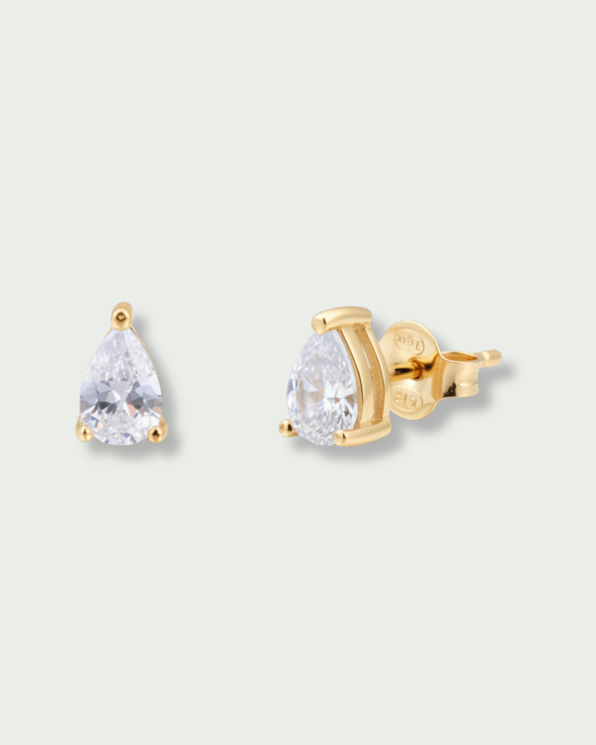 Puces d’oreilles Pear Glow dorées en argent 925 plaqué or 18 carats avec zirconium taille poire scintillant, design délicat et lumineux qui met en valeur le lobe.