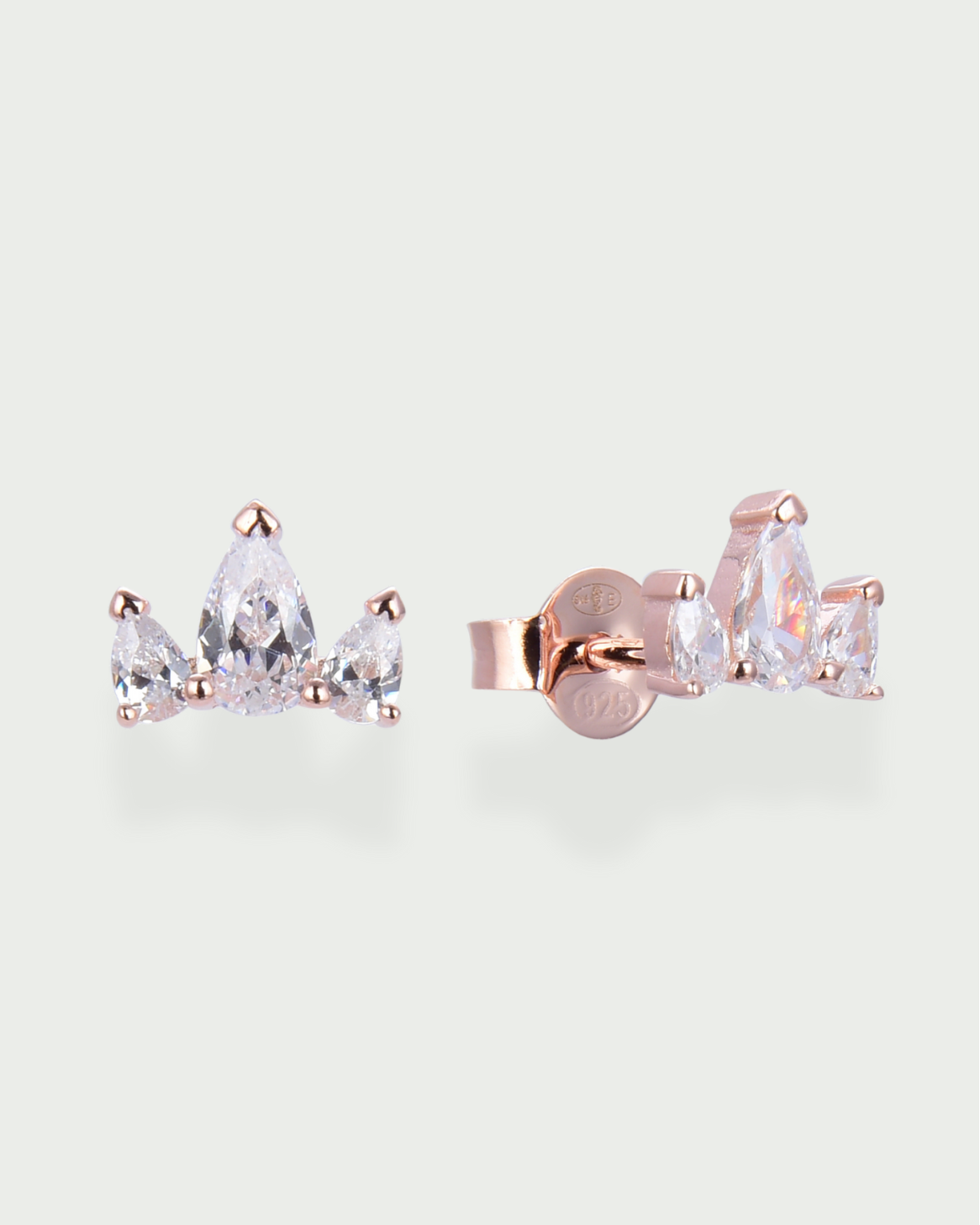Puces d’oreilles Queen Pear Glow roses en argent 925 plaqué or rose 18 carats, ornées d’un trio de zirconiums taille poire formant une petite couronne scintillante, design délicat et lumineux qui sublime le lobe.