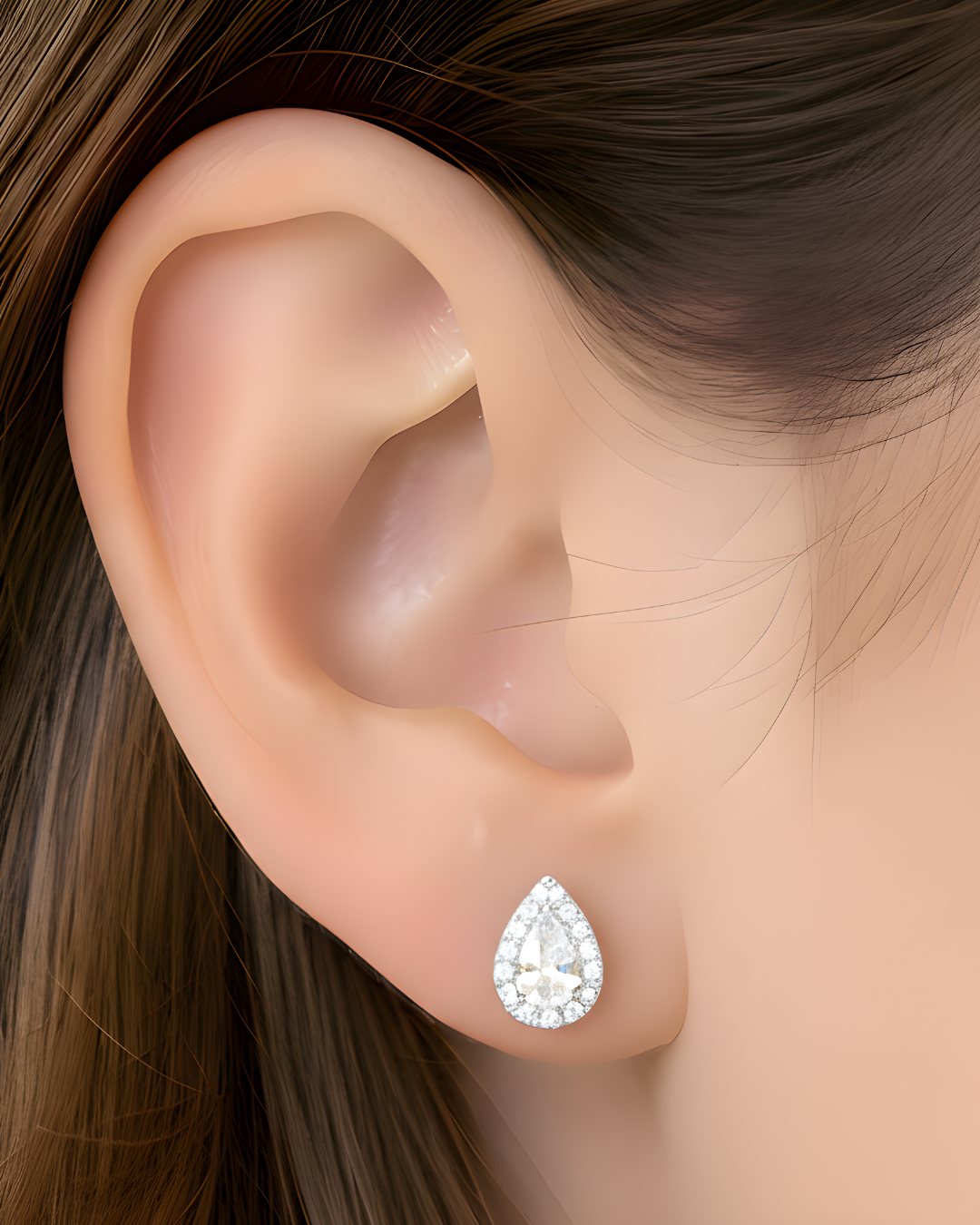 Boucles d’oreilles puces « M Infini Poire » en argent 925 rhodié, pierre centrale en zirconium taille poire, finition polie brillante.