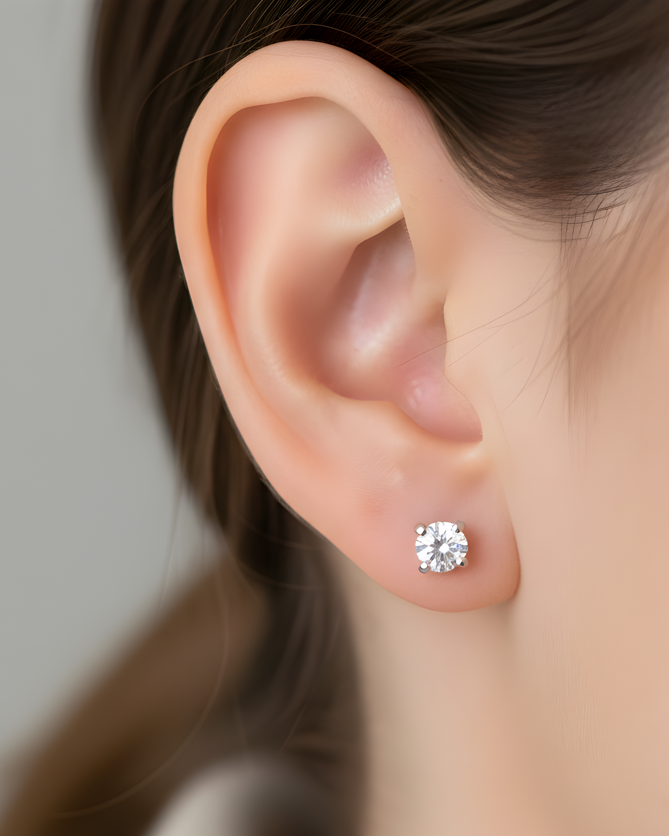 Puces M Intemporel – Blanc en argent 925 rhodié, format medium à la ligne épurée subtilement sertie pour un éclat net et équilibré, finition polie brillante résistante à l’oxydation, fermoir papillon sécurisé, conçues pour illuminer le visage avec une élégance discrète et intemporelle, du quotidien aux occasions les plus délicates.