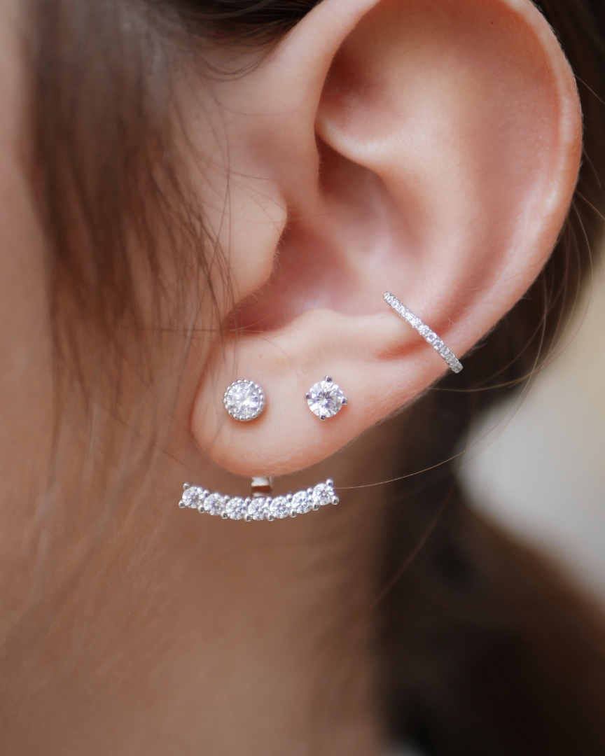 Puces M Intemporel – Blanc en argent 925 rhodié, format medium à la ligne épurée subtilement sertie pour un éclat net et équilibré, finition polie brillante résistante à l’oxydation, fermoir papillon sécurisé, conçues pour illuminer le visage avec une élégance discrète et intemporelle, du quotidien aux occasions les plus délicates.