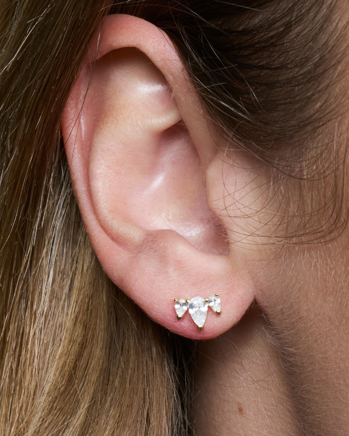 Puces d’oreilles Queen Pear Glow dorées en argent 925 plaqué or 18 carats, ornées d’un trio de zirconiums taille poire formant une petite couronne scintillante, design élégant et lumineux pour sublimer le lobe.