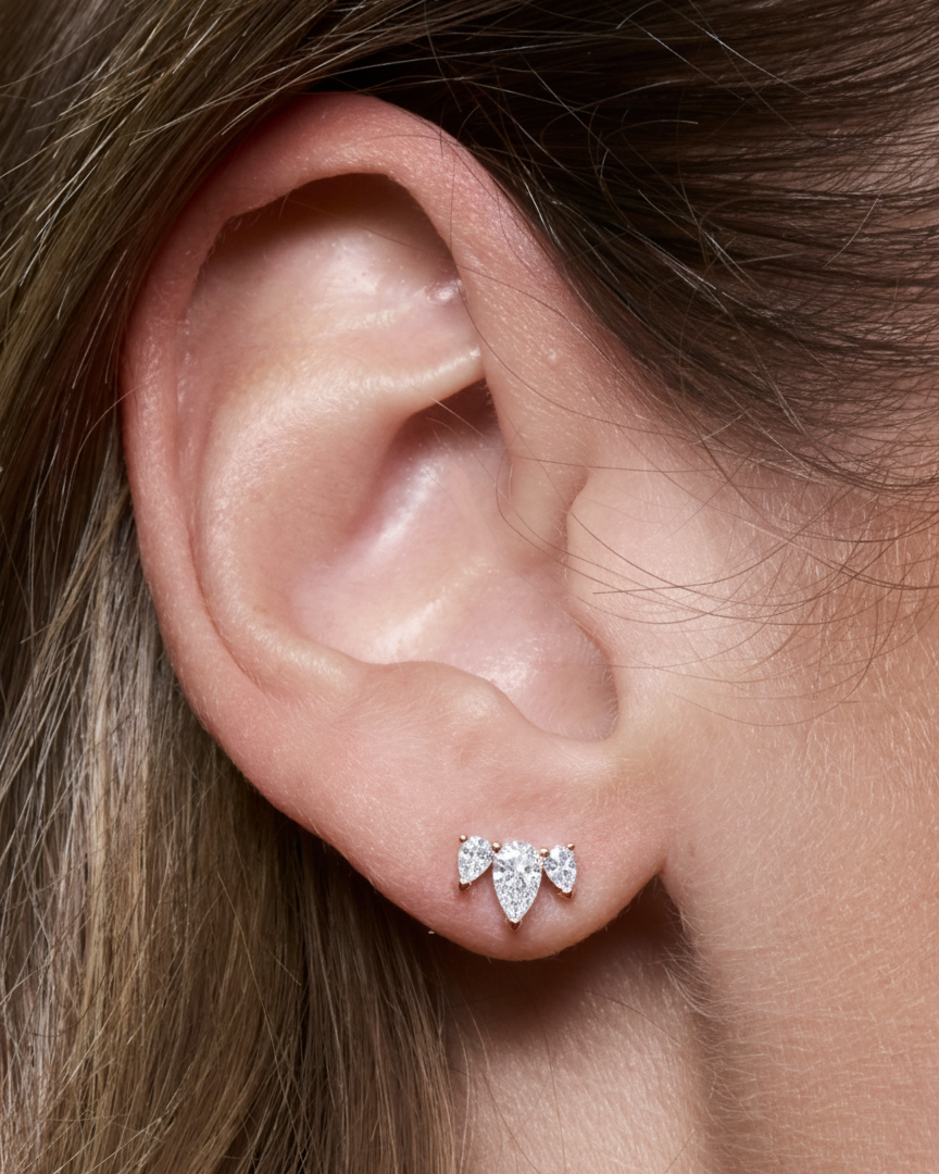 Puces d’oreilles Queen Pear Glow roses en argent 925 plaqué or rose 18 carats, ornées d’un trio de zirconiums taille poire formant une petite couronne scintillante, design délicat et lumineux qui sublime le lobe.