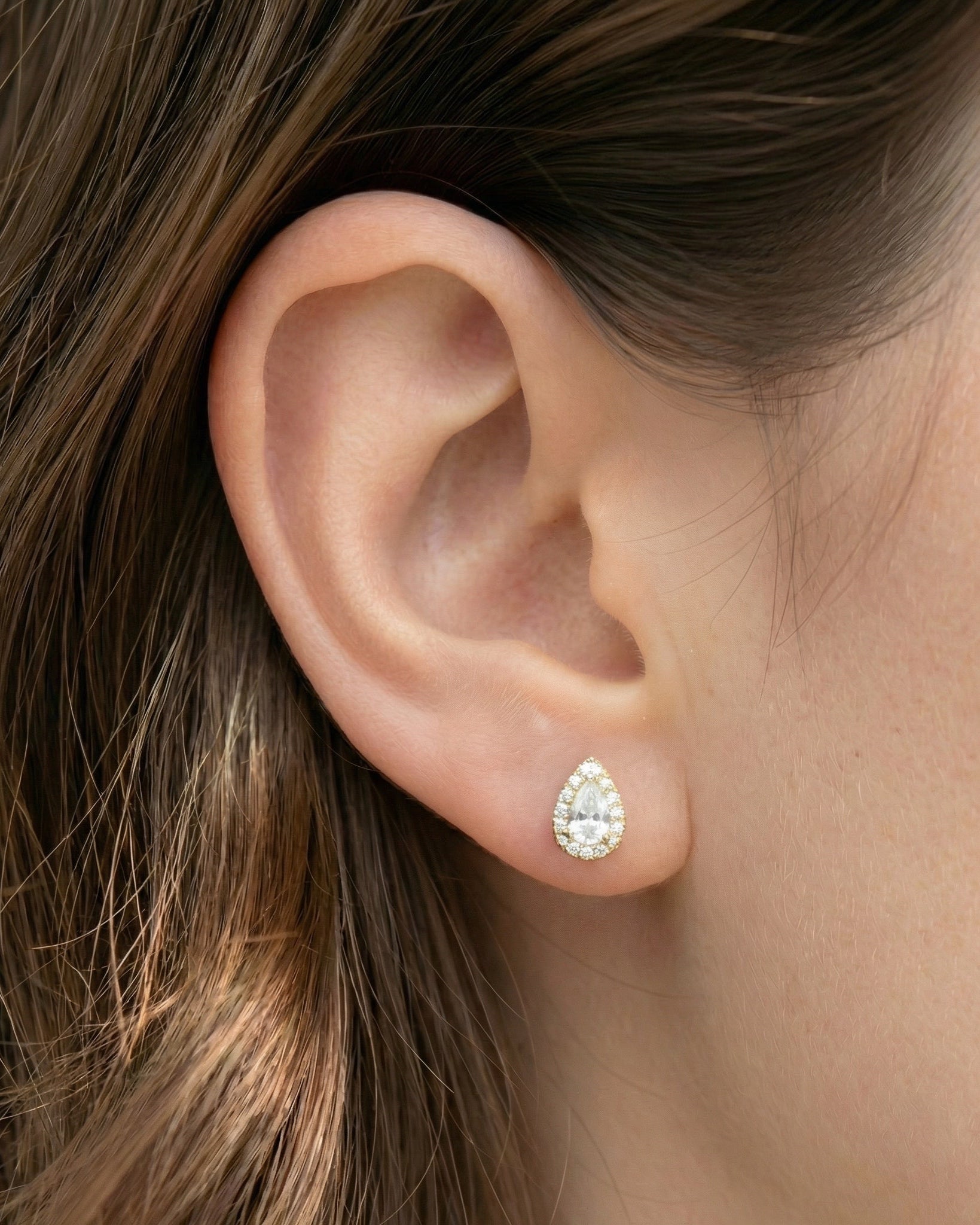 Boucles d’oreilles puces « S Infini Poire » en argent 925 doré à l’or jaune 18 carats, zirconiums blancs taille poire, finition polie brillante.