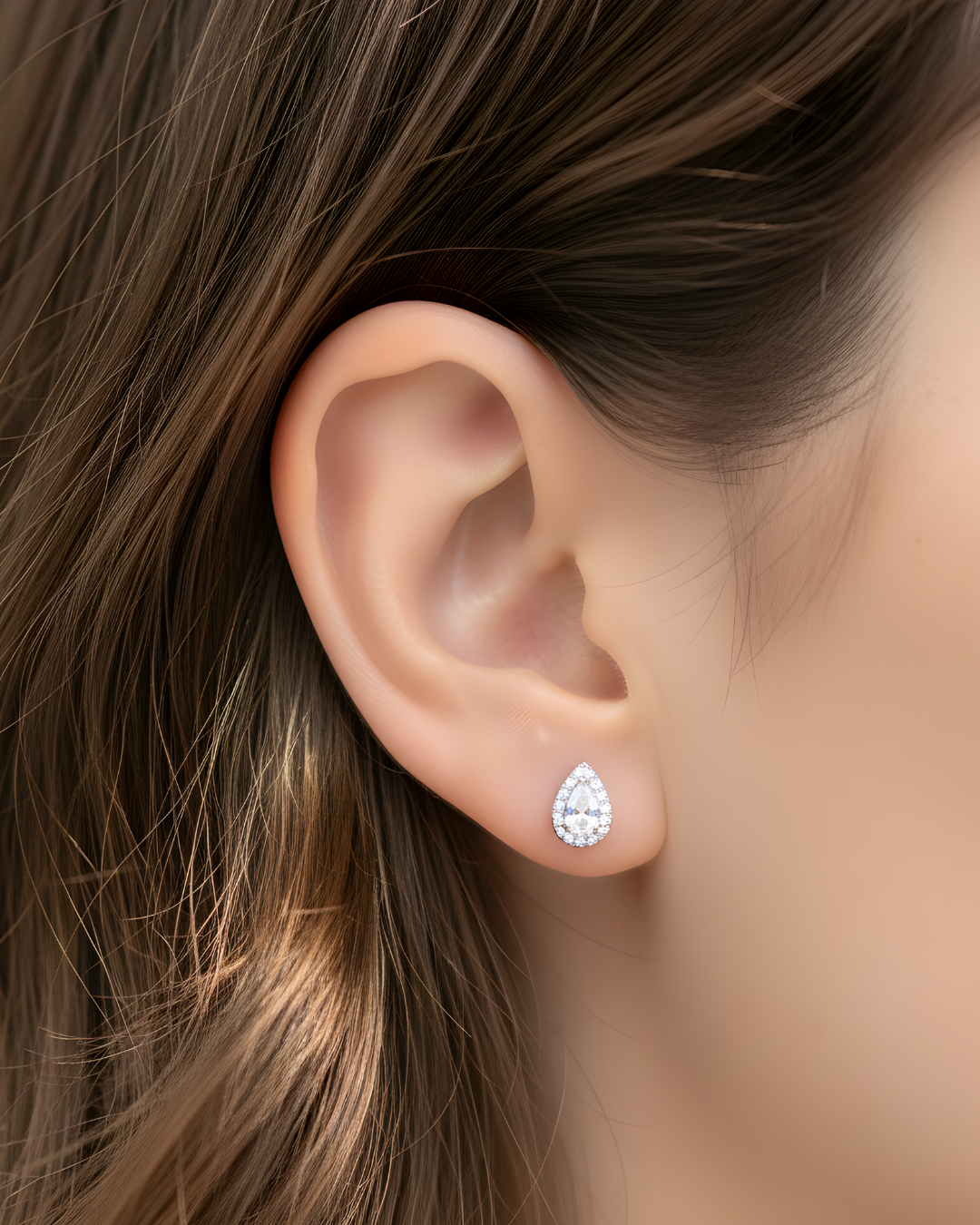 Boucles d’oreilles puces « S Infini Poire » en argent 925 rhodié, zirconiums blancs taille poire, finition polie brillante.