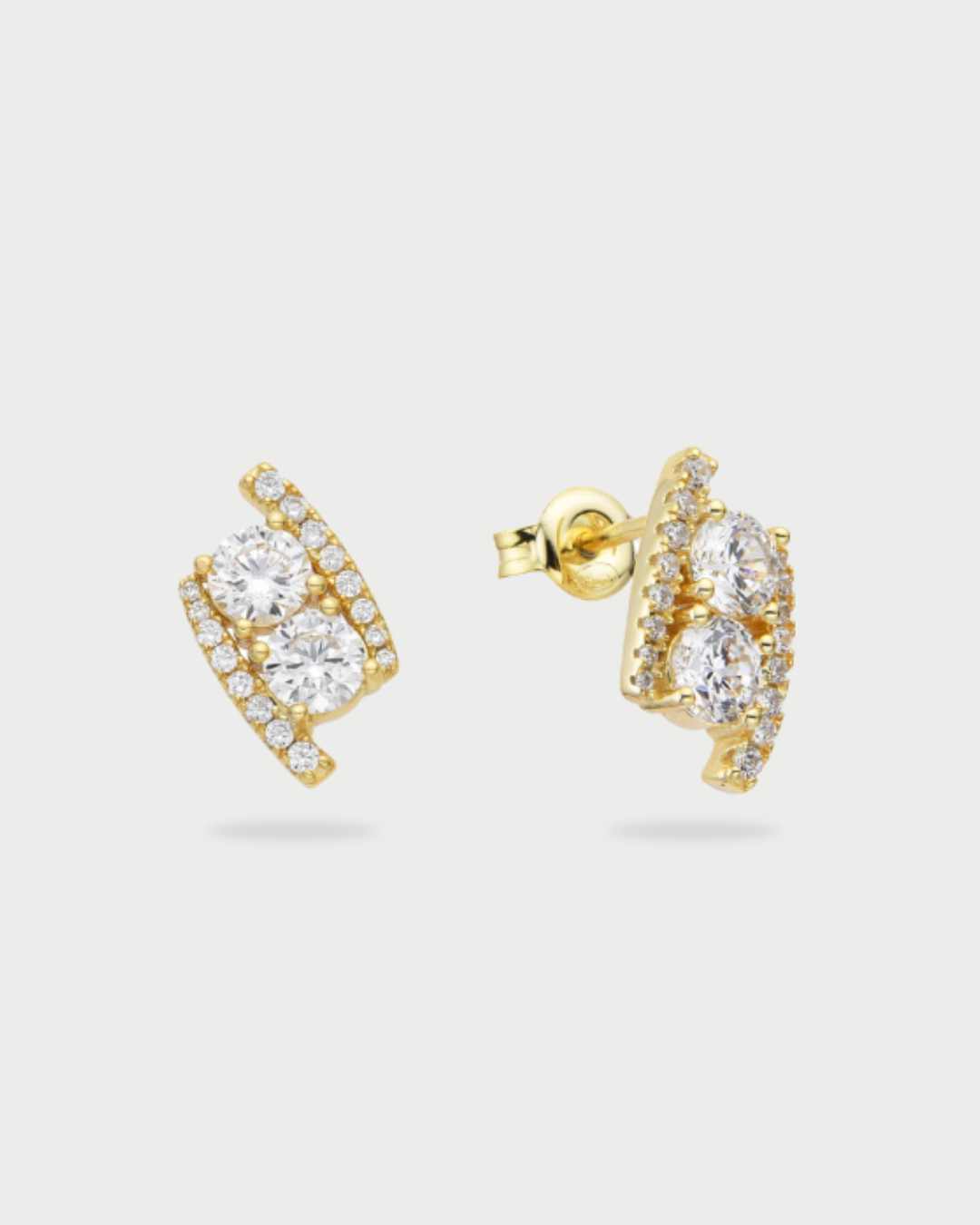 Boucles d’oreilles puces « Sharp » en argent 925 doré à l’or jaune 18 carats, formes géométriques élégantes avec pavage de zirconiums taille ronde, finition polie brillante.